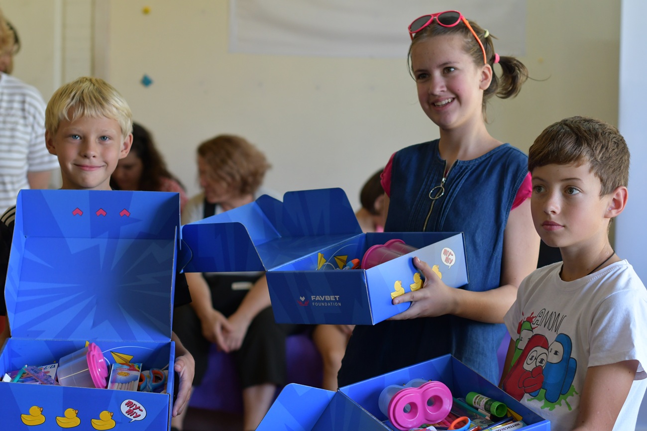 Favbet Foundation передав набори канцелярії для малозабезпечених дітей